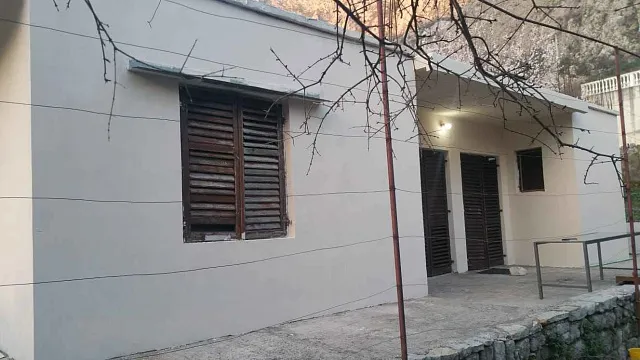Zum Verkauf steht ein Haus mit großem Grundstück in Dobrota, — photo 11